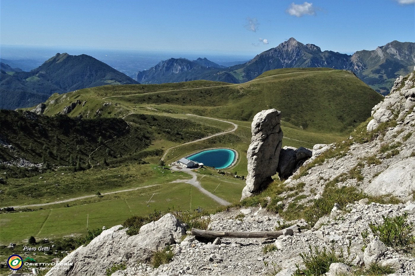 27 Dal sentiero vista verso il Rif. Lecco, il Monte Orscellera, le Grigne.JPG